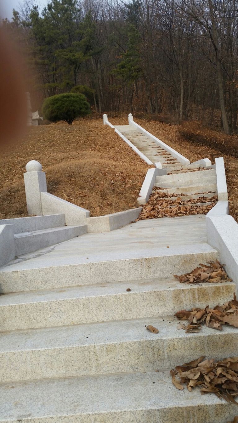 둘레석과 묘 조성