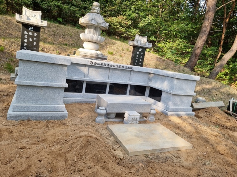 디귿자형 납골묘